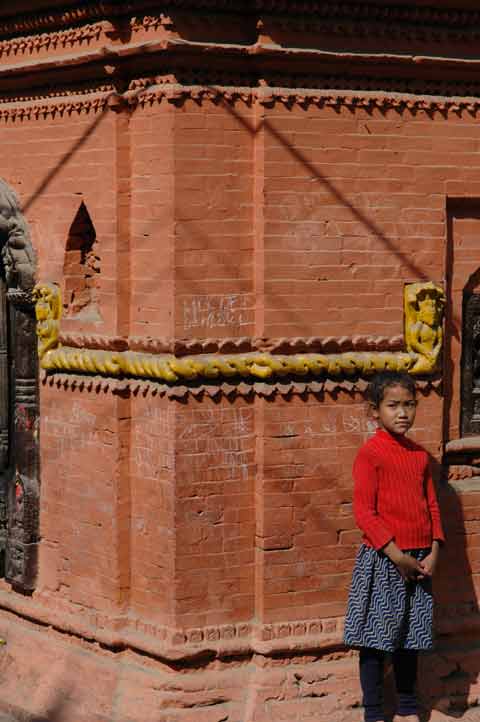 Nepalesisches Mädchen vor Wand